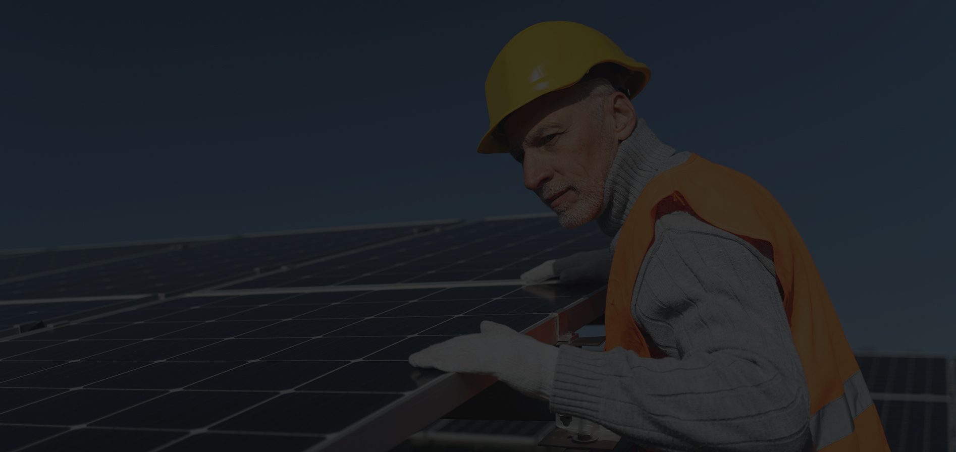 Técnico profissional instalando painéis solares